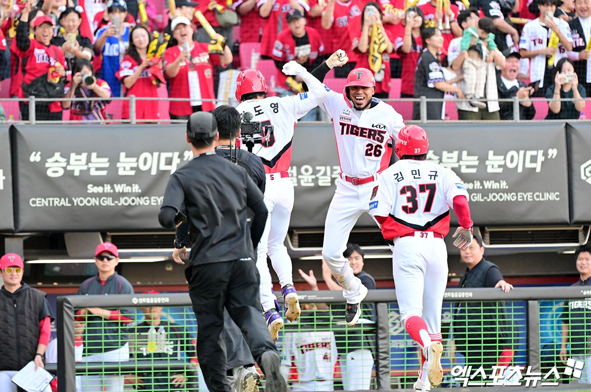 17일 오후 광주-KIA 챔피언스필드에서 열린 '2026 신한 SOL KBO리그 포스트시즌' LG 트윈스와 KIA 타이거즈의 준플레이오프 1차전 경기, 8회말 2사 1루 KIA 김도영이 투런 홈런을 날린 후 기뻐하고 있다. 광주, 김한준 기자