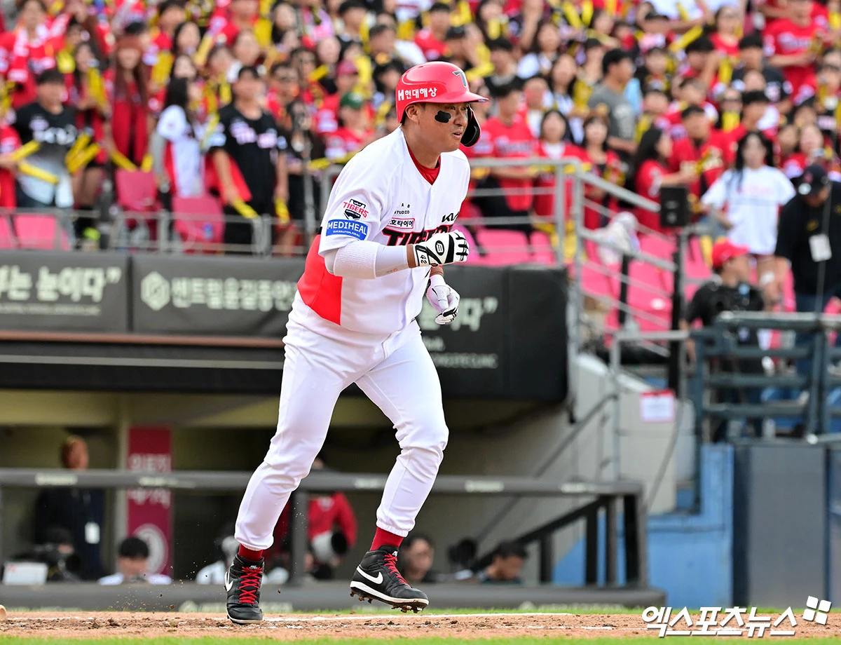 17일 오후 광주-KIA 챔피언스필드에서 열린 '2026 신한 SOL KBO리그 포스트시즌' LG 트윈스와 KIA 타이거즈의 준플레이오프 1차전 경기, 5회말 1사 2루 KIA 김태군이 사구에 맞아 출루하고 있다. 광주, 김한준 기자