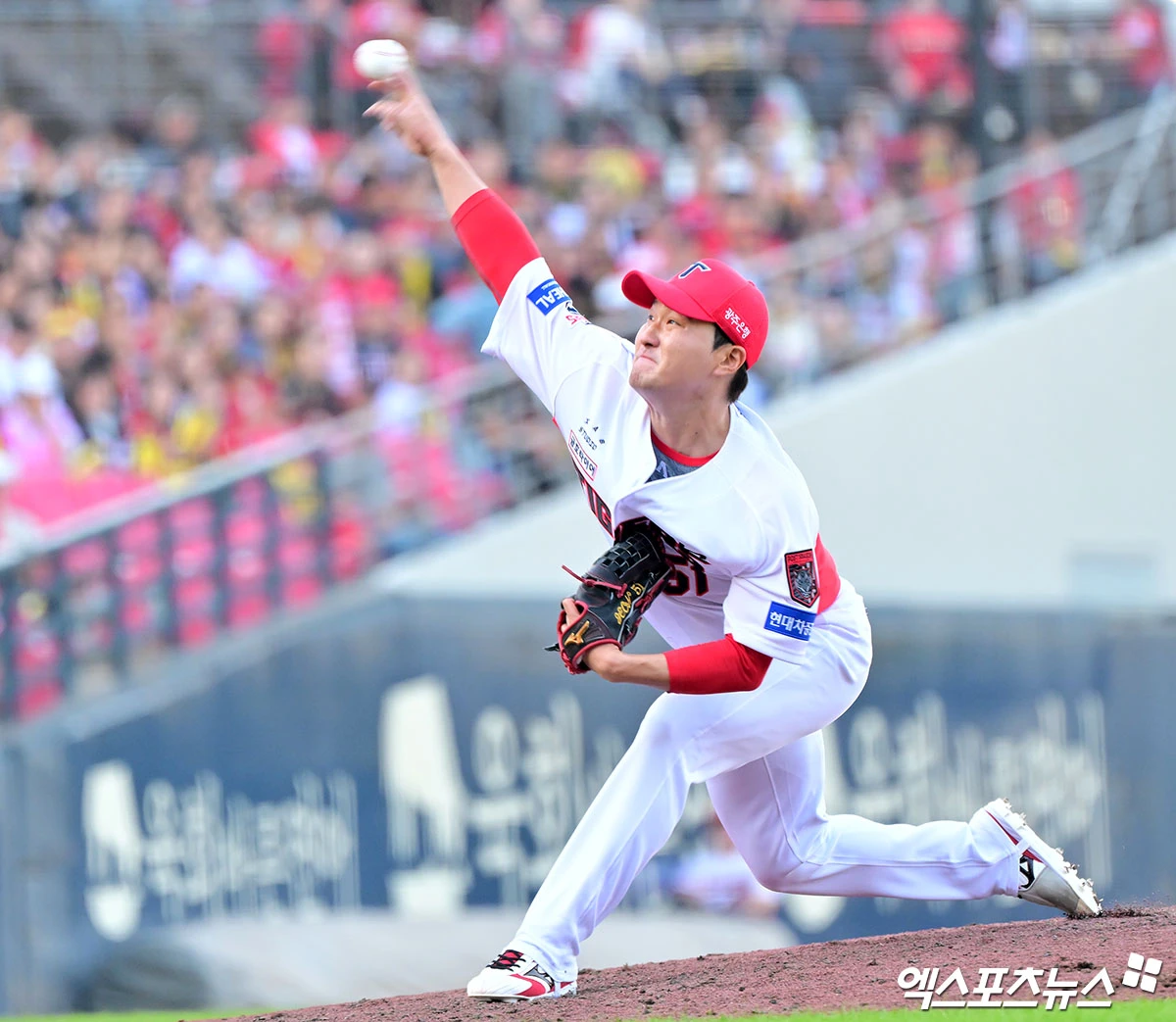 17일 오후 광주-KIA 챔피언스필드에서 열린 '2026 신한 SOL KBO리그 포스트시즌' LG 트윈스와 KIA 타이거즈의 준플레이오프 1차전 경기, 8회초 2사 1루 KIA 전상현이 공을 힘차게 던지고 있다. 광주, 김한준 기자