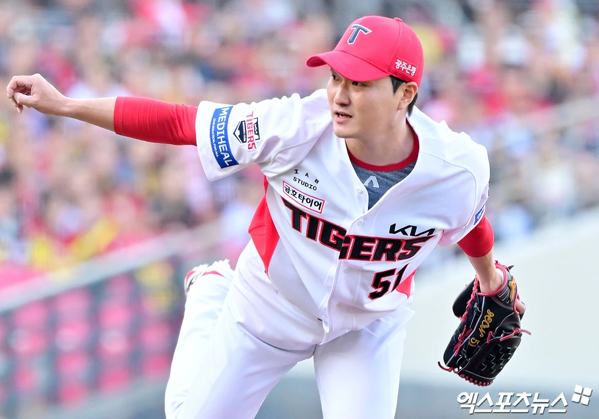 17일 오후 광주-KIA 챔피언스필드에서 열린 '2026 신한 SOL KBO리그 포스트시즌' LG 트윈스와 KIA 타이거즈의 준플레이오프 1차전 경기, 8회초 2사 1루 KIA 전상현이 공을 힘차게 던지고 있다. 광주, 김한준 기자