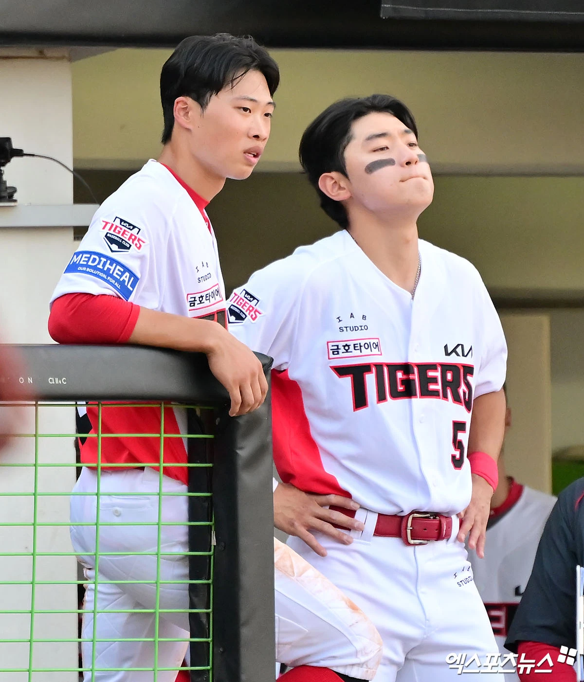 17일 오후 광주-KIA 챔피언스필드에서 열린 '2026 신한 SOL KBO리그 포스트시즌' LG 트윈스와 KIA 타이거즈의 준플레이오프 1차전 경기, KIA 박재현과 김도영이 경기를 지켜보고 있다. 광주, 김한준 기자