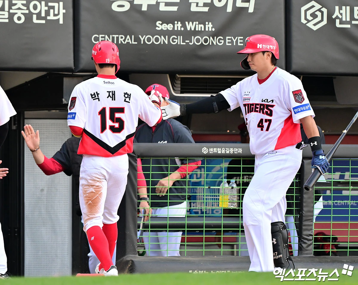 17일 오후 광주-KIA 챔피언스필드에서 열린 '2026 신한 SOL KBO리그 포스트시즌' LG 트윈스와 KIA 타이거즈의 준플레이오프 1차전 경기, 6회말 무사 1,3루 KIA 박재현이 김도영의 1타점 희생타때 득점에 성공하고 있다. 광주, 김한준 기자
