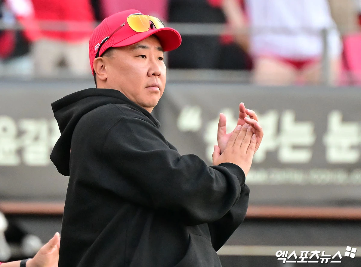 17일 오후 광주-KIA 챔피언스필드에서 열린 '2026 신한 SOL KBO리그 포스트시즌' LG 트윈스와 KIA 타이거즈의 준플레이오프 1차전 경기, KIA가 네일의 7이닝 1실점 호투와 김도영의 멀티 홈런, 카스트로의 솔로 홈런에 힘입어 LG에 5:1로 승리했다.  이날 경기에서 승리한 KIA 이범호 감독이 박수를 치고 있다. 광주, 김한준 기자