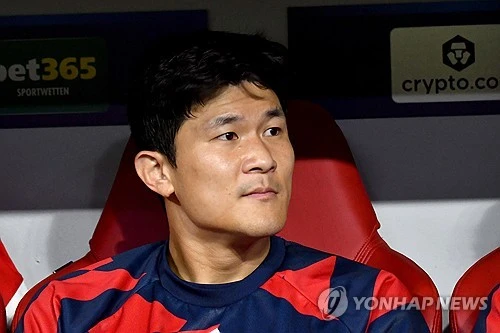 김민재가 선발 출전한 경기에서 인상적인 경기력으로 주전 경쟁에 다시 불을 지폈다. RB 라이프치히전에 선발 출전해 교체되기 전까지 무실점으로 수비를 틀어막은 김민재는 바이에른 뮌헨이 승기를 잡은 후반전 중반에 교체되어 나갔지만, 이는 오히려 주중 예정된 잉글리시 프리미어리그(EPL) 디펜딩 챔피언 아스널과의 유럽축구연맹(UEFA) 챔피언스리그 경기를 위한 대비로 해석된다. 사진 연합뉴스