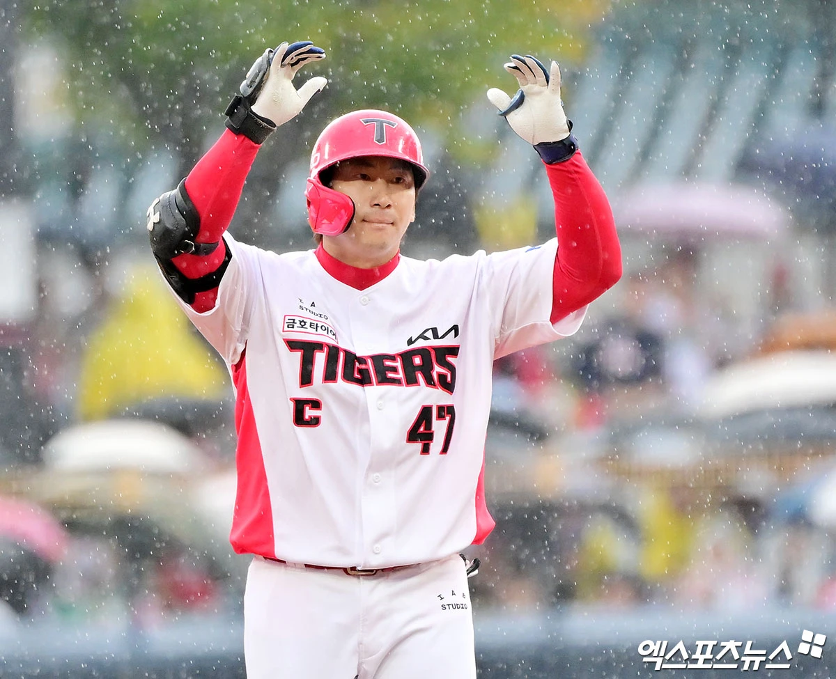 임찬규는 18일 오후 2시부터 광주-기아챔피언스필드에서 열린 KIA와의 2026 신한 SOL KBO리그 준플레이오프(5전3선승제) 2차전에 선발 등판해 ⅓이닝 6피안타 1볼넷 5실점이라는 시즌 최악의 투구를 기록했다. 총 투구수는 28개에 불과했다. LG는 17일 1차전에서 1-5로 패하며 정규시즌 포함 KIA전 8연패 늪에 빠졌다. 올해 공동다승왕(15승) 임찬규가 연패 행진 끊어줄 첨병으로 나섰으나 최악의 투구로 조기 강판됐다. 나성범이 임찬규에게 적시타를 뽑아낸뒤 세리머니하고 있다. 광주, 김한준 기자