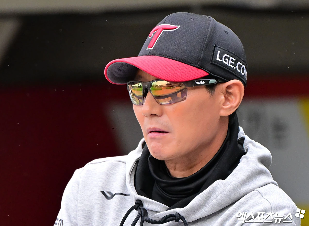 18일 오후 광주-KIA 챔피언스필드에서 열린 '2026 신한 SOL KBO리그 포스트시즌' LG 트윈스와 KIA 타이거즈의 준플레이오프 2차전 경기, LG 염경엽 감독이 그라운드를 응시하고 있다. 광주, 김한준 기자