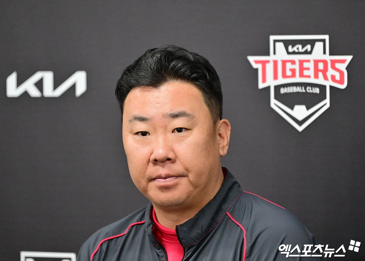 18일 오후 광주-KIA 챔피언스필드에서 열리는 '2026 신한 SOL KBO리그 포스트시즌' LG 트윈스와 KIA 타이거즈의 준플레이오프 2차전 경기, KIA 이범호 감독이 취재진과 대화를 나누고 있다. 광주, 김한준 기자
