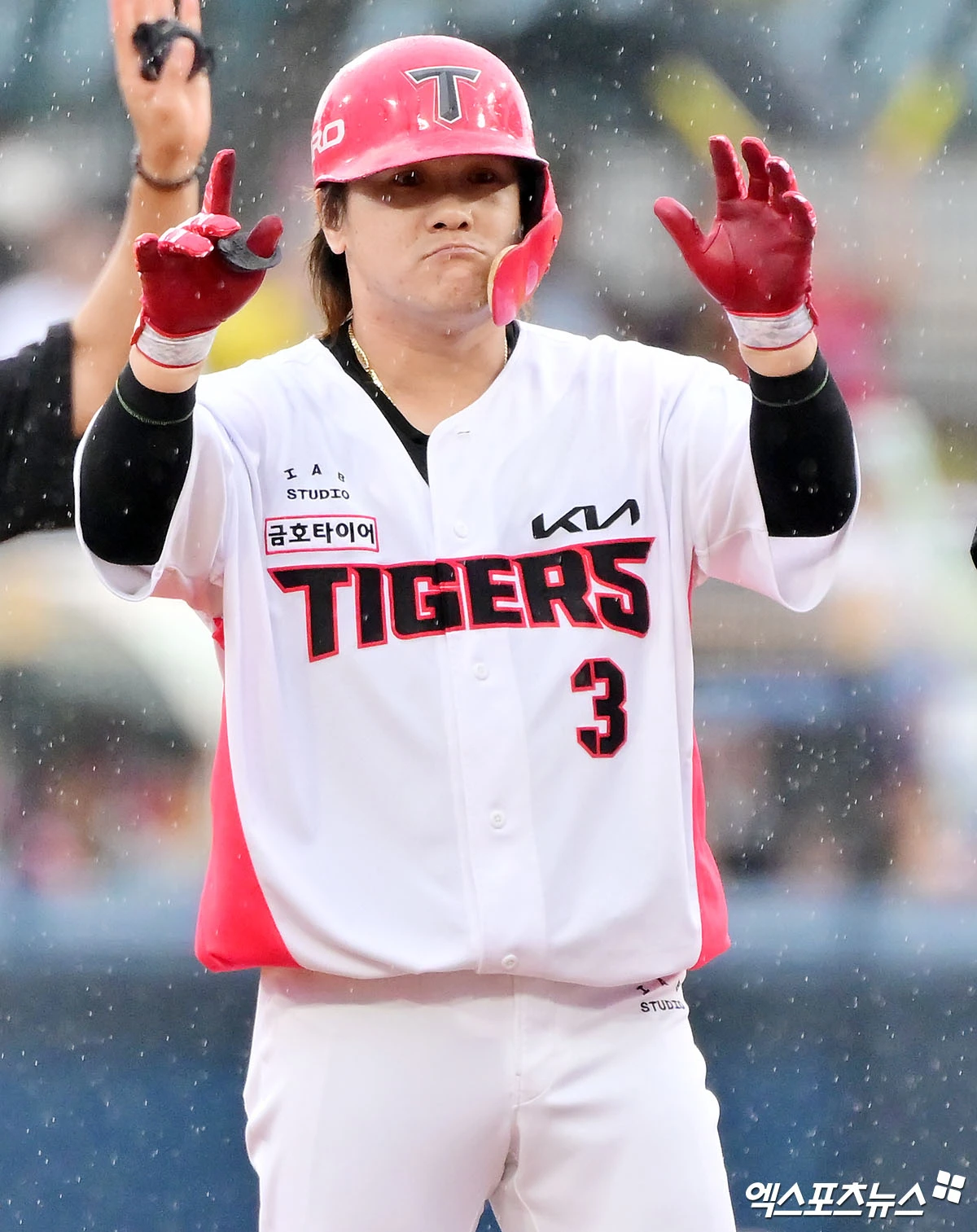 18일 오후 광주-KIA 챔피언스필드에서 열린 '2026 신한 SOL KBO리그 포스트시즌' LG 트윈스와 KIA 타이거즈의 준플레이오프 2차전 경기, 1회말 1사 2,3루 KIA 김선빈이 2타점 2루타를 날리고 있다. 광주, 김한준 기자