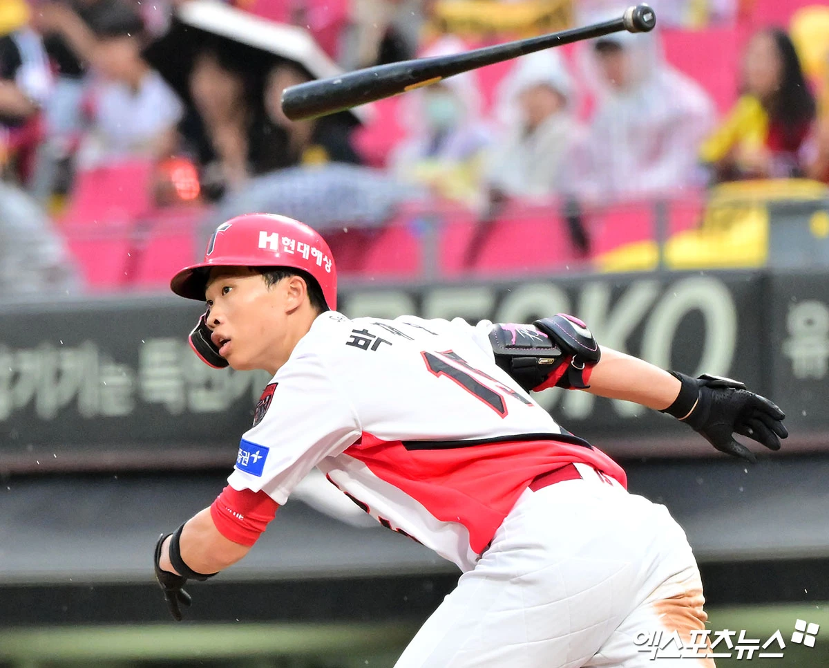 18일 오후 광주-KIA 챔피언스필드에서 열린 '2026 신한 SOL KBO리그 포스트시즌' LG 트윈스와 KIA 타이거즈의 준플레이오프 2차전 경기, 7회말 KIA 박재현이 2루타를 날리고 있다. 광주, 김한준 기자