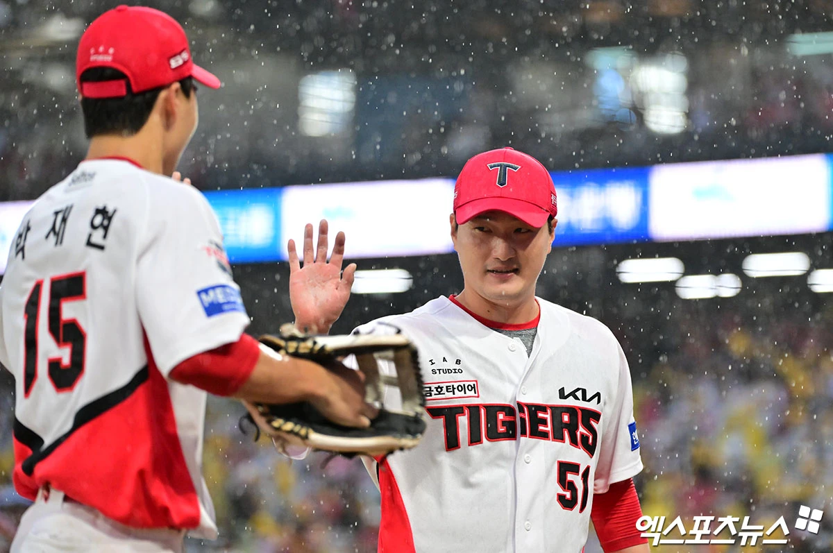 18일 오후 광주-KIA 챔피언스필드에서 열린 '2026 신한 SOL KBO리그 포스트시즌' LG 트윈스와 KIA 타이거즈의 준플레이오프 2차전 경기, 8회초 수비를 마친 KIA 전상현이 더그아웃으로 향하고 있다. 광주, 김한준 기자