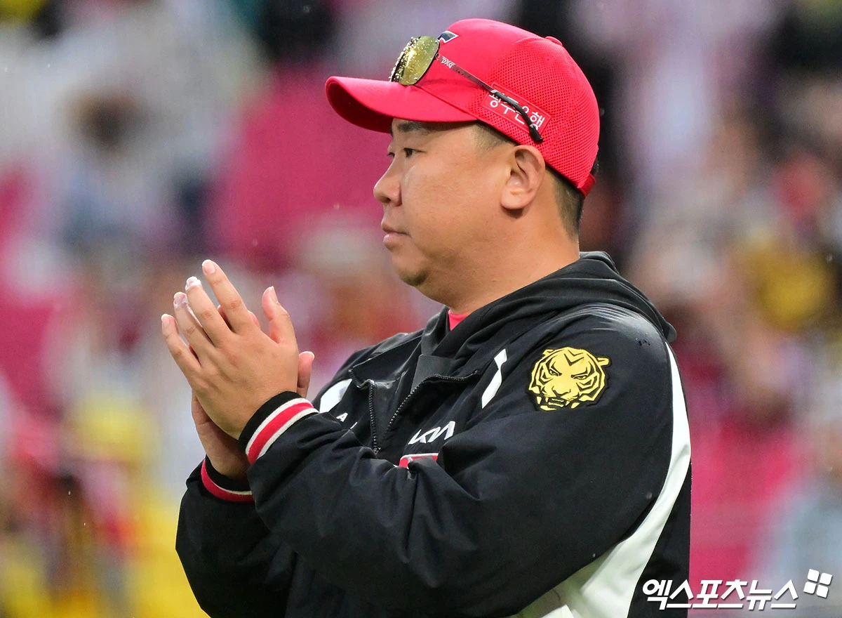 18일 오후 광주-KIA 챔피언스필드에서 열린 '2026 신한 SOL KBO리그 포스트시즌' LG 트윈스와 KIA 타이거즈의 준플레이오프 2차전 경기, KIA가 LG에 6:3으로 승리하며 플레이오프 진출까지 1승만을 남겨뒀다. 이날 경기에서 승리한 KIA 이범호 감독이 박수를 보내고 있다. 광주, 김한준 기자