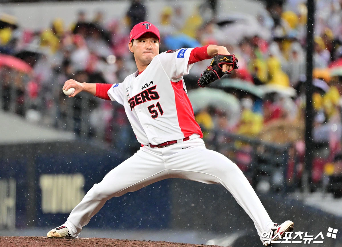 18일 오후 광주-KIA 챔피언스필드에서 열린 '2026 신한 SOL KBO리그 포스트시즌' LG 트윈스와 KIA 타이거즈의 준플레이오프 2차전 경기, 8회초 2사 1,2루 KIA 전상현이 공을 힘차게 던지고 있다. 광주, 김한준 기자