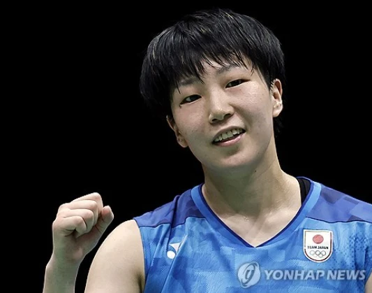 안세영은 18일 덴마크 오덴세에서 열린 2026 세계배드민턴연맹(BWF) 월드투어 덴마크 오픈 결승에서 1시간 17분 혈투 끝에 야마구치를 게임스코어 2-1(21-13 21-14 21-18) 역전승으로 이겼다. 특히 안세영은 3게임 도중 종아리 부상으로 통증을 호소하는 등 어려움에 처했으나 불굴의 의지로 뒤집기 드라마를 국민들에게 선사했다. 안세영은 덴마크 오픈 우승으로 이번 시즌 국제대회 총 9회 정상 등극에 성공했다. 올해 62번 싸워 61승 1패(승률 98.39%)를 기록하며 역대 단일 시즌 최고 승률에도 다가섰다. 사진은 이날 역전패한 야마구치 아카네의 모습. 연합뉴스