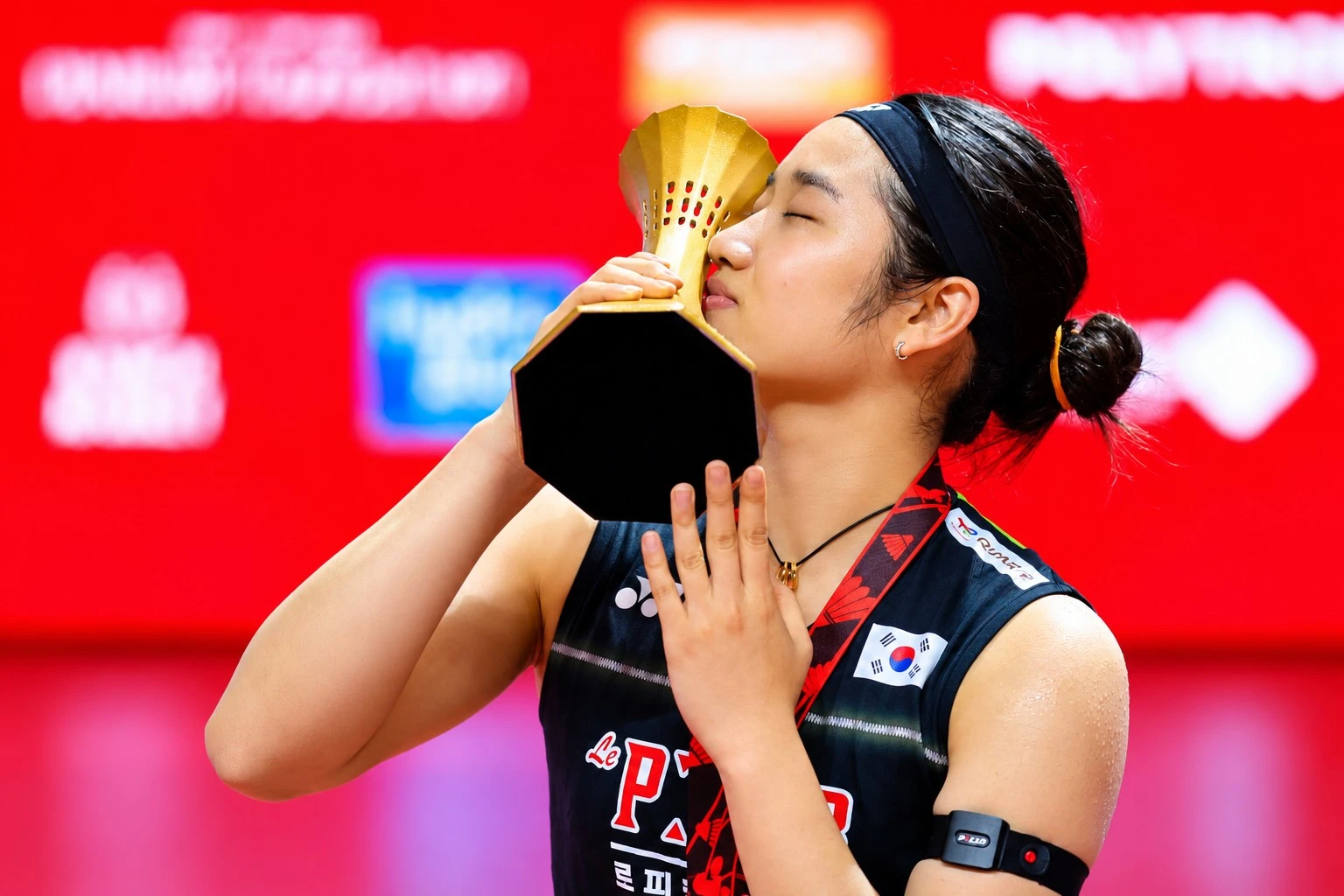 안세영은 18일 덴마크 오덴세에서 열린 2026 세계배드민턴연맹(BWF) 월드투어 덴마크 오픈 결승에서 1시간 17분 혈투 끝에 야마구치를 게임스코어 2-1(21-13 21-14 21-18) 역전승으로 이겼다. 특히 안세영은 3게임 도중 종아리 부상으로 통증을 호소하는 등 어려움에 처했으나 불굴의 의지로 뒤집기 드라마를 국민들에게 선사했다. 안세영은 덴마크 오픈 우승으로 이번 시즌 국제대회 총 9회 정상 등극에 성공했다. 올해 62번 싸워 61승 1패(승률 98.39%)를 기록하며 역대 단일 시즌 최고 승률에도 다가섰다. 연합뉴스