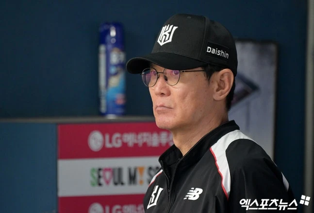 KT는 19일 '이강철 감독과 3년 총액 34억원(계약금 10억원, 연봉 8억원)에 재계약을 체결했다'고 발표했다. 이는 KBO 리그 감독 역대 최고 대우로, KT는 이 감독과 4번째 계약에 합의하면서 2029년까지 11년간 동행하게 됐다. 이 감독은 이미 두 번의 재계약을 했다. 첫 계약의 잔여 임기가 1년 남았던 2020년에는 3년 20억원, 2023년 말에는 3년 24억원의 조건에 KT와 동행을 이어갔다. KT는 역대 최고 대우로 이 감독에게 힘을 실어줬다. 계약기간을 다 채운다면, 이 감독은 해태 타이거즈 김응용 감독(1983~2000년, 18시즌) 다음으로 한 팀을 오래 이끈 KBO 리그 감독이 된다. 엑스포츠뉴스DB
