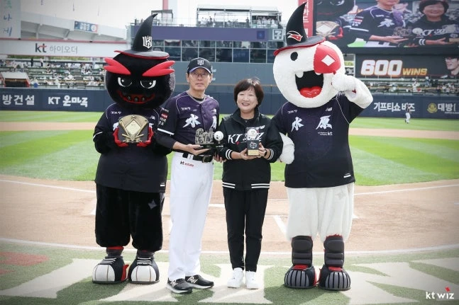 KT는 19일 '이강철 감독과 3년 총액 34억원(계약금 10억원, 연봉 8억원)에 재계약을 체결했다'고 발표했다. 이는 KBO 리그 감독 역대 최고 대우로, KT는 이 감독과 4번째 계약에 합의하면서 2029년까지 11년간 동행하게 됐다. 이 감독은 이미 두 번의 재계약을 했다. 첫 계약의 잔여 임기가 1년 남았던 2020년에는 3년 20억원, 2023년 말에는 3년 24억원의 조건에 KT와 동행을 이어갔다. KT는 역대 최고 대우로 이 감독에게 힘을 실어줬다. 계약기간을 다 채운다면, 이 감독은 해태 타이거즈 김응용 감독(1983~2000년, 18시즌) 다음으로 한 팀을 오래 이끈 KBO 리그 감독이 된다. KT 위즈