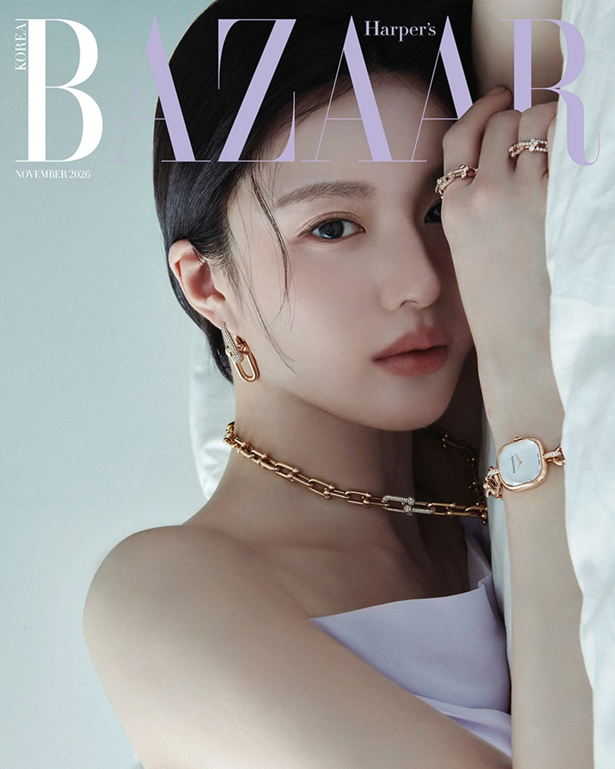 패션 매거진 '하퍼스 바자' 코리아에서 고윤정과 함께한 11월호 커버 2종과 책 속에 숨겨져 있는 인사이드 커버 1종을 공개했다.