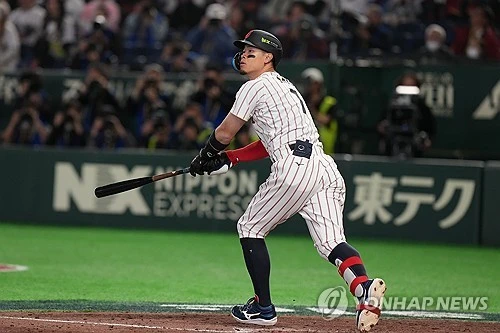 일본프로야구(NPB) 한신 타이거스의 간판타자 사토 데루아키가 소속팀의 허락을 얻어 포스팅 시스템을 통해 메이저리그 도전에 나선다. 지난해 40홈런, 올해 39홈런을 기록한 거포 3루수로 빅리그 구단들의 관심을 받고 있다. 사진 연합뉴스
