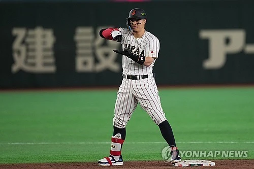 일본프로야구(NPB) 한신 타이거스의 간판타자 사토 데루아키가 소속팀의 허락을 얻어 포스팅 시스템을 통해 메이저리그 도전에 나선다. 지난해 40홈런, 올해 39홈런을 기록한 거포 3루수로 빅리그 구단들의 관심을 받고 있다. 사진 연합뉴스