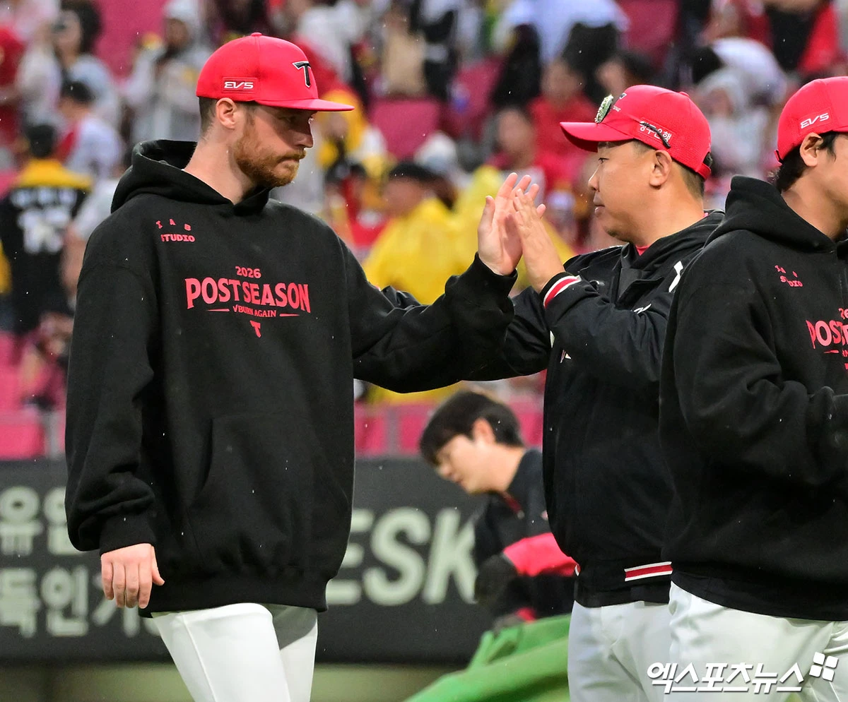 이범호 감독은 20일 서울 잠실야구장에서 열리는 LG와의 2026 신한 SOL KBO 준플레이오프 3차전에 앞서 '좌타자 7명이 선발 라인업에 들어간 건 카라스코의 공을 우타자들보다 좌타자들이 훨씬 더 잘 공략했던 부분을 고려했다. 우리가 앞선 1, 2차전에서 우타 대타가 없었던 부분도 생각했다'고 말했다. KIA는 지난 17~18일 안방 1~2차전에서 모두 승리했다. 3차전도 이기면 플레이오프 진출이 확정된다. 광주, 김한준 기자