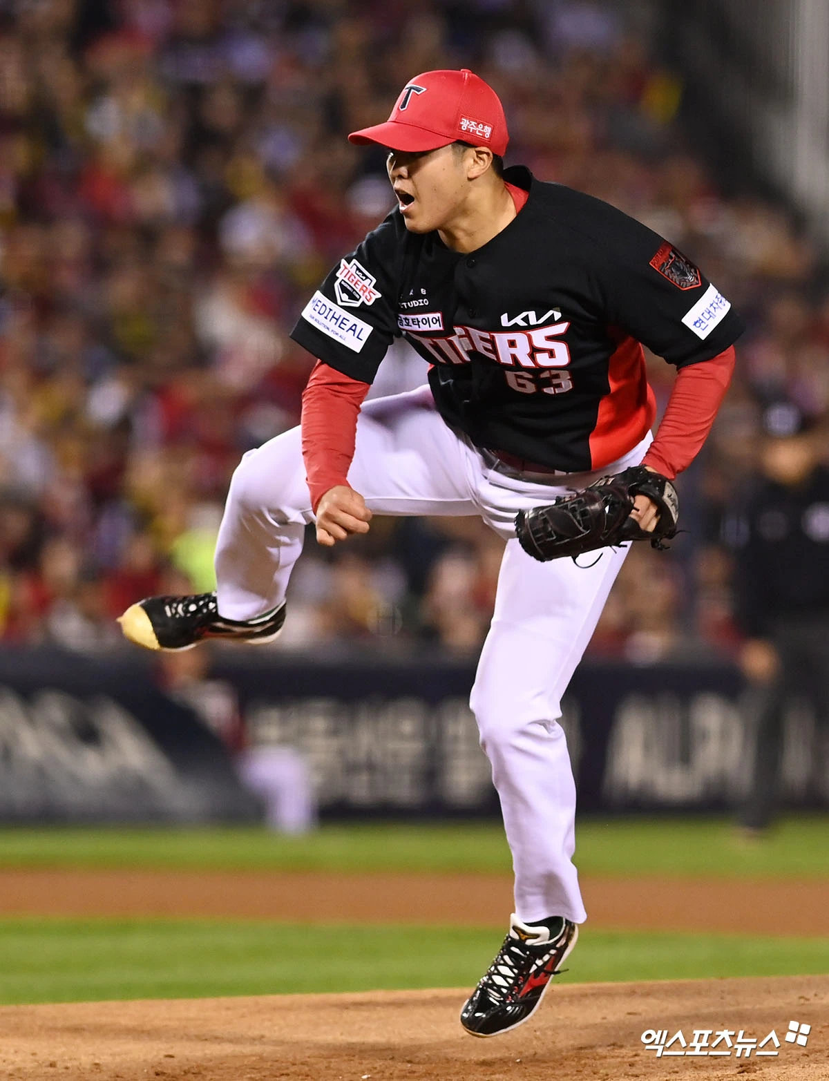 20일 오후 서울 송파구 잠실야구장에서 열린 '2026 신한 SOL KBO리그 포스트시즌' KIA 타이거즈와 LG 트윈스의 준플레이오프(준PO) 3차전 경기, 1회말 KIA 선발투수 시라카와가 공을 힘차게 던지고 있다. 잠실, 고아라 기자