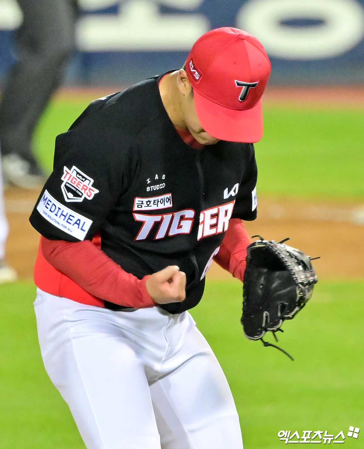 20일 오후 서울 송파구 잠실야구장에서 열린 '2026 신한 SOL KBO리그 포스트시즌' KIA 타이거즈와 LG 트윈스의 준플레이오프 3차전 경기, 5회말 수비를 마친 KIA 시라카와가 포효하고 있다. 잠실, 김한준 기자