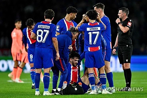 파리 생제르맹(PSG)의 주축으로 활약하며 2024-2025시즌과 지난 시즌 유럽축구연맹(UEFA) 챔피언스리그 2연패를 이끌었던 '조지아 특급' 흐비차 크바라츠헬리아가 십자인대가 파열되는 부상을 당하면서 PSG에 비상이 걸렸다. 심지어 PSG는 같은 경기에서 핵심 자원인 우스만 뎀벨레와 마르퀴뉴스까지 부상을 당하면서 한 경기에서만 주축 선수를 세 명이나 잃었다. 상처만 남은 승리였다. 사진 연합뉴스