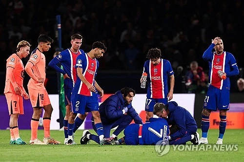 파리 생제르맹(PSG)의 주축으로 활약하며 2024-2025시즌과 지난 시즌 유럽축구연맹(UEFA) 챔피언스리그 2연패를 이끌었던 '조지아 특급' 흐비차 크바라츠헬리아가 십자인대가 파열되는 부상을 당하면서 PSG에 비상이 걸렸다. 심지어 PSG는 같은 경기에서 핵심 자원인 우스만 뎀벨레와 마르퀴뉴스까지 부상을 당하면서 한 경기에서만 주축 선수를 세 명이나 잃었다. 상처만 남은 승리였다. 사진 연합뉴스