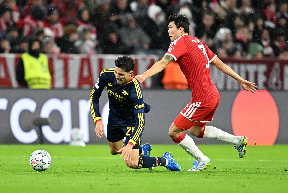 독일 최고 명문 바이에른 뮌헨에서 뛰는 수비수 김민재가 유럽축구연맹(UEFA) 챔피언스리그에서 선발 출전하며 자신의 입지를 다졌으나 부상 등으로 전반만 뛰고 교체아웃됐다. 뮌헨은 22일 독일 뮌헨의 알리안츠 아레나에서 열린 잉글리시 프리미어리그 디펜딩 챔피언 아스널과의 2026-2027시즌 UEFA 챔피언스리그 리그페이즈 3차전 홈 경기에서 2-2 무승부를 거뒀다. 뮌헨은 1승2무(승점 5)를 기록했으며 아스널은 2승1무(승점 7)를 찍었다. 김민재는 이날 선발 출전했으나 전반 45분을 뛰고 요나단 타와 교체됐다. 뮌헨을 지휘하는 뱅상 콤파니 감독은 김민재가 이날 경기 중 부상을 입은 듯한 뉘앙스의 발언을 했다. 연합뉴스