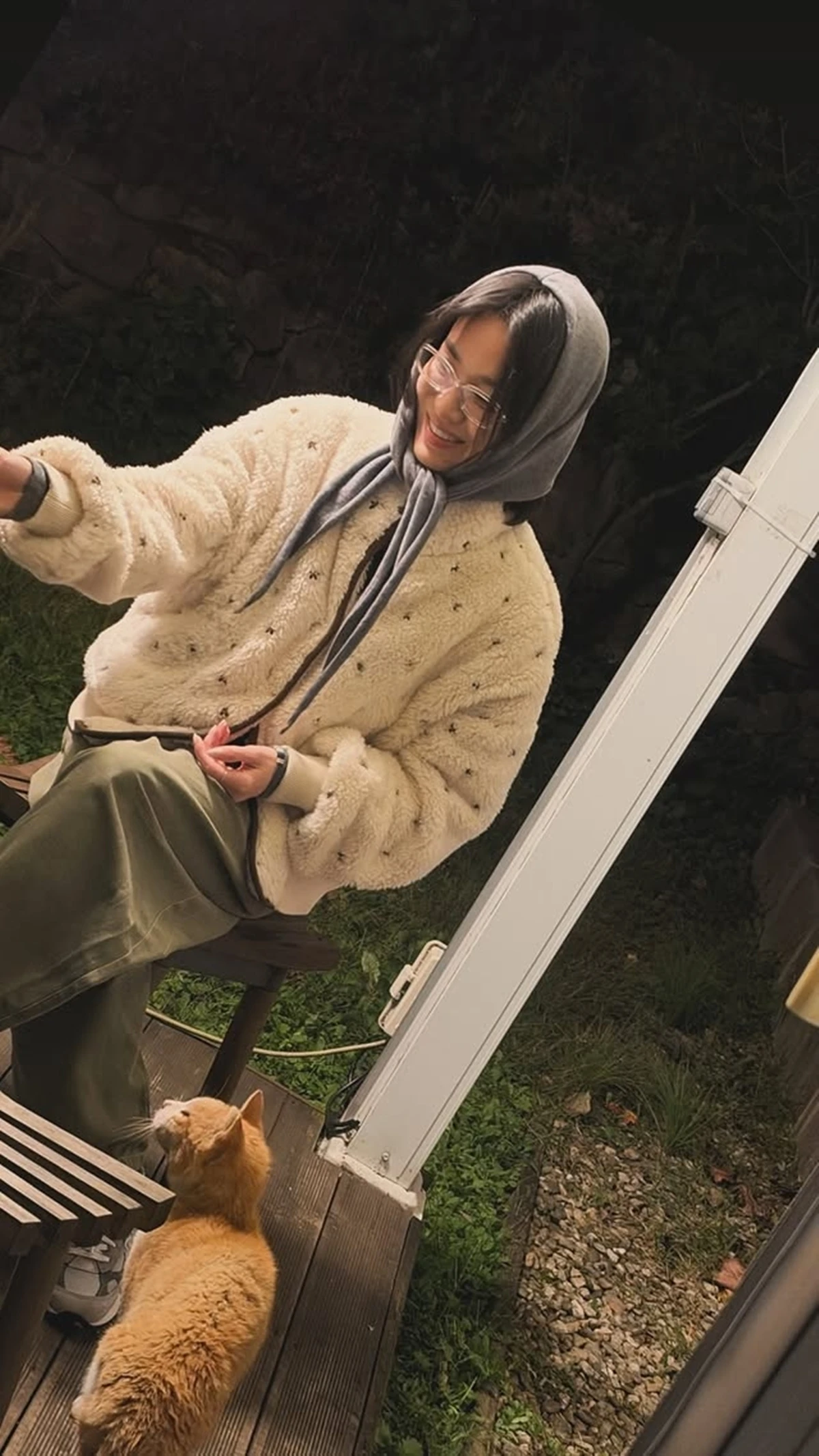 배우 송혜교가 전남편 송중기와 관련해 뜻하지 않게 이름이 소환된 가운데, 평온한 근황을 전했다.