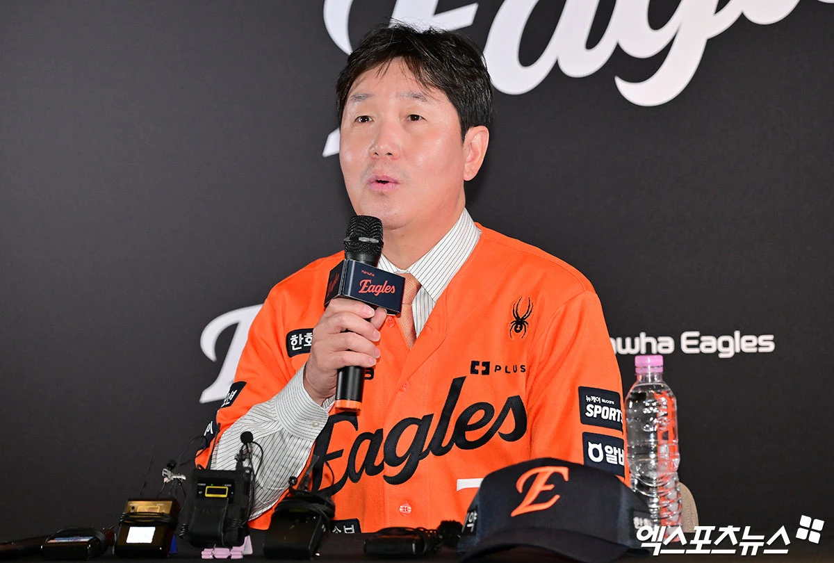 한화 이글스 구단이 23일 김광삼 코치와 진종길 코치를 영입했다고 공식 발표했다. 특히 김광삼 코치는 LG 트윈스 1군 투수 메인 코치를 최근 3시즌 동안 역임했다. 류지현 신임감독과는 지난해 가을부터 대표팀 코칭스태프로도 계속 호흡을 맞추며 인연을 이어왔다. 류지현 감독은 김광삼 코치와 함께 올 시즌 리그 팀 평균자책 9위에 그친 마운드 재건을 위해 이번 마무리 캠프부터 힘을 쓸 예정이다. 엑스포츠뉴스 DB