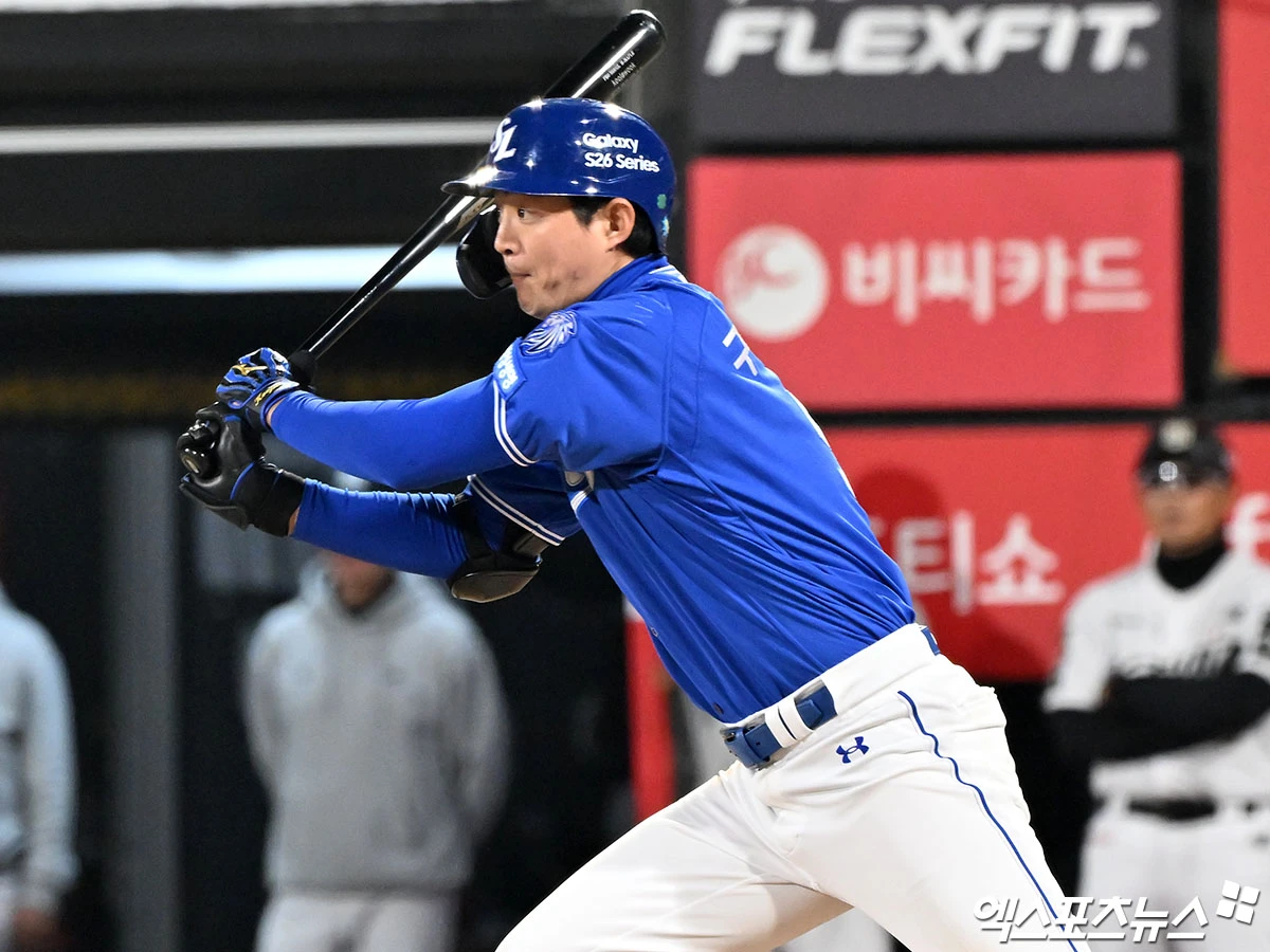 삼성 라이온즈 캡틴 구자욱이 25일 대구 삼성 라이온즈파크에서 열리는 2026 신한 SOL KBO 포스트시즌 플레이오프(5전 3선승제) 1차전에서 KIA 타이거즈를 상대로 3번 지명타자로 선발출전한다. 사진 엑스포츠뉴스 DB