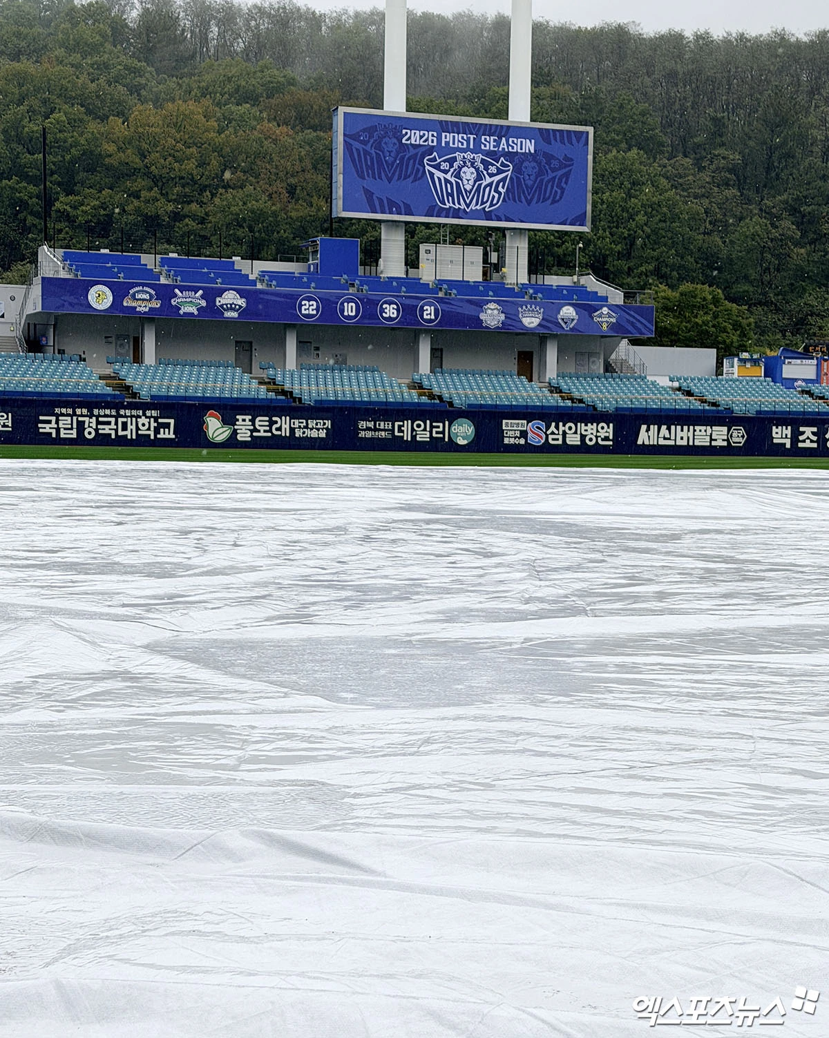 KBO 포스트시즌이 태풍 때문에 차질을 빚게 됐다. 25일 오후 2시 대구 삼성라이온즈파크에서 열릴 예정이던 2026 신한 SOL KBO 포스트시즌 플레이오프(PO·5전 3승제) 1차전 KIA 타이거즈-삼성 라이온즈 경기는 비로 인해 취소됐다. 이날 삼성라이온즈파크는 태풍 '참피'의 영향으로 오전부터 비가 내렸다. 기상청은 대구·경북 남부에 20∼60mm의 비가 내릴 것으로 예보했다. KBO는 '지난 금요일(23dlf)부터 비가 계속 내리는데 이날 저녁까지 비 예보가 있다. 비가 그치더라도 그라운드 정비에 약 1시간 정도 소요되고 방수포를 걷어낸 후 다시 비가 내리면 다음 날 경기에도 영향을 미칠 것이 우려된다'고 1차전 취소 배경을 밝혔다. 대구, 김한준 기자