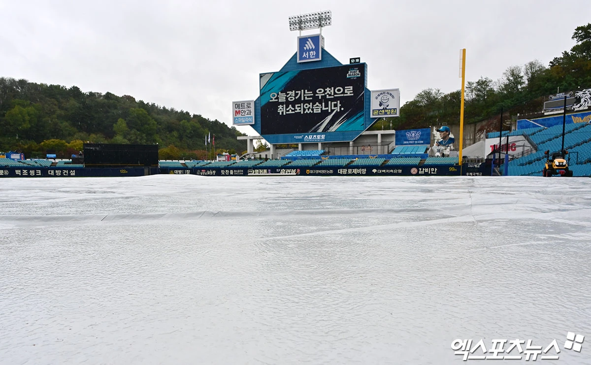 KBO 포스트시즌이 태풍 때문에 차질을 빚게 됐다. 25일 오후 2시 대구 삼성라이온즈파크에서 열릴 예정이던 2026 신한 SOL KBO 포스트시즌 플레이오프(PO·5전 3승제) 1차전 KIA 타이거즈-삼성 라이온즈 경기는 비로 인해 취소됐다. 이날 삼성라이온즈파크는 태풍 '참피'의 영향으로 오전부터 비가 내렸다. 기상청은 대구·경북 남부에 20∼60mm의 비가 내릴 것으로 예보했다. KBO는 '지난 금요일(23dlf)부터 비가 계속 내리는데 이날 저녁까지 비 예보가 있다. 비가 그치더라도 그라운드 정비에 약 1시간 정도 소요되고 방수포를 걷어낸 후 다시 비가 내리면 다음 날 경기에도 영향을 미칠 것이 우려된다'고 1차전 취소 배경을 밝혔다. 대구, 김한준 기자