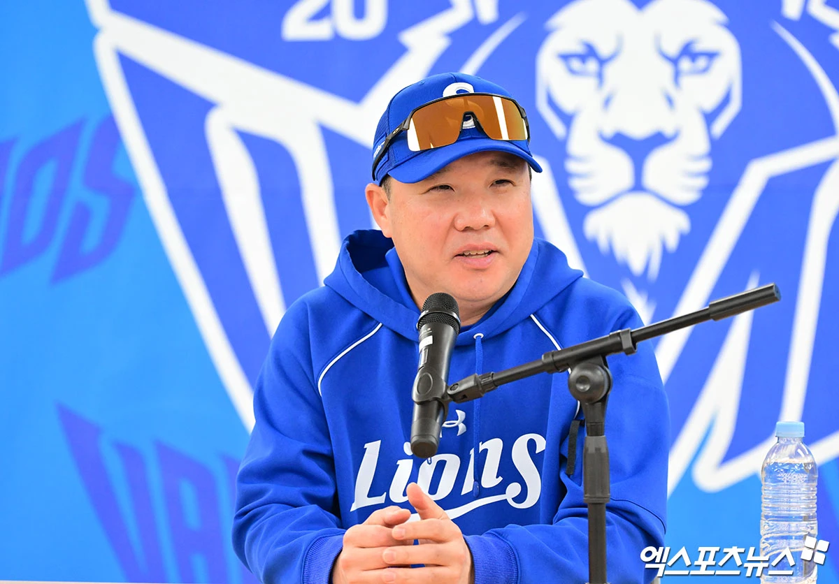 삼성 라이온즈 박진만 감독이 25일 대구 삼성라이온즈파크에서 열릴 예정이던 2026 신한 SOL KBO 포스트시즌 플레이오프(PO·5전 3승제) 1차전 KIA 타이거즈와의 홈 경기를 앞두고 기자회견을 하고 있다. 이날 경기는 박 감독 회견 직후 우천으로 취소됐다. KBO는 '지난 금요일(23dlf)부터 비가 계속 내리는데 이날 저녁까지 비 예보가 있다. 비가 그치더라도 그라운드 정비에 약 1시간 정도 소요되고 방수포를 걷어낸 후 다시 비가 내리면 다음 날 경기에도 영향을 미칠 것이 우려된다'고 1차전 취소 배경을 밝혔다. 대구, 김한준 기자