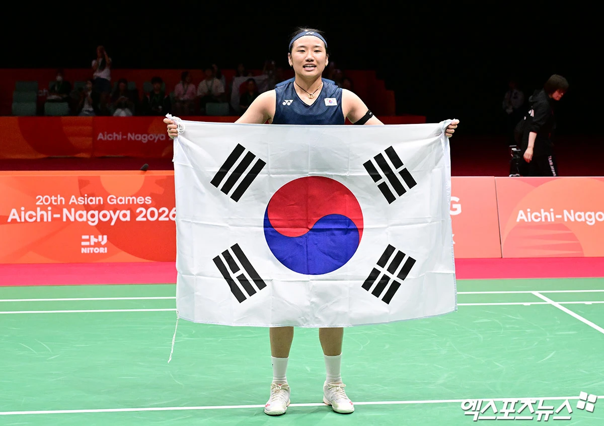 세계랭킹 1위 안세영(삼성생명)은 25일(한국시간) 프랑스 파리에서 열린 프랑스오픈(슈퍼 750) 여자단식 결승에서 푸살라 벤카타 신두(인도·세계랭킹 11위)를 게임스코어 2-1(16-21 21-11 21-12)로 꺾고 또 우승을 차지하면서 통산 48번째 타이틀을 거머쥐었다. 세계배드민턴연맹(BWF) 국제신호 해설위원으로 활동 중인 벤 베크먼은 안세영이 76개의 우승 타이틀을 차지한 이용대를 넘어 100회 우승도 달성할 수 있을 것으로 내다봤다. 엑스포츠뉴스DB