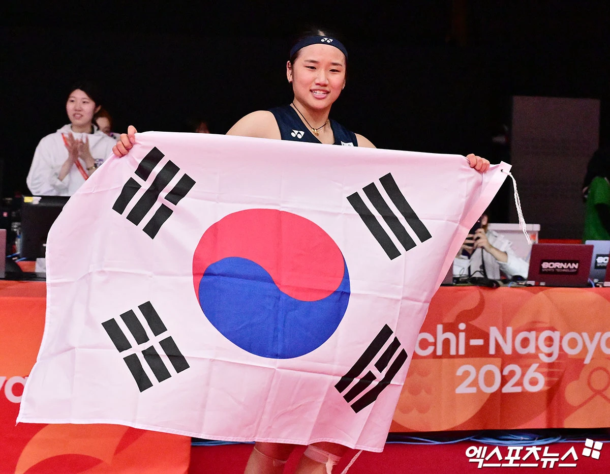 세계랭킹 1위 안세영(삼성생명)은 25일(한국시간) 프랑스 파리에서 열린 프랑스오픈(슈퍼 750) 여자단식 결승에서 푸살라 벤카타 신두(인도·세계랭킹 11위)를 게임스코어 2-1(16-21 21-11 21-12)로 꺾고 또 우승을 차지하면서 통산 48번째 타이틀을 거머쥐었다. 세계배드민턴연맹(BWF) 국제신호 해설위원으로 활동 중인 벤 베크먼은 안세영이 76개의 우승 타이틀을 차지한 이용대를 넘어 100회 우승도 달성할 수 있을 것으로 내다봤다. 엑스포츠뉴스DB