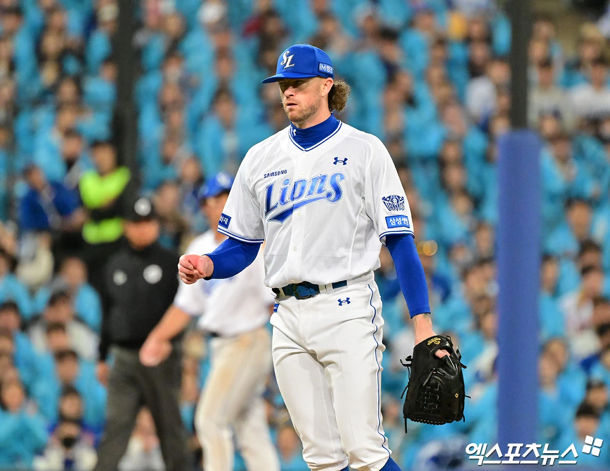 삼성 라이온즈 외국인 투수 크리스 페덱이 26일 대구 삼성라이온즈파크에서 열린 2026 신한 SOL KBO 포스트시즌 플레이오프(5전 3선승제) 1차전에서 KIA 타이거즈를 상대로 4⅔이닝 5피안타 2피홈런 2볼넷 4탈삼진 5실점으로 부진했다. 사진 김한준 기자