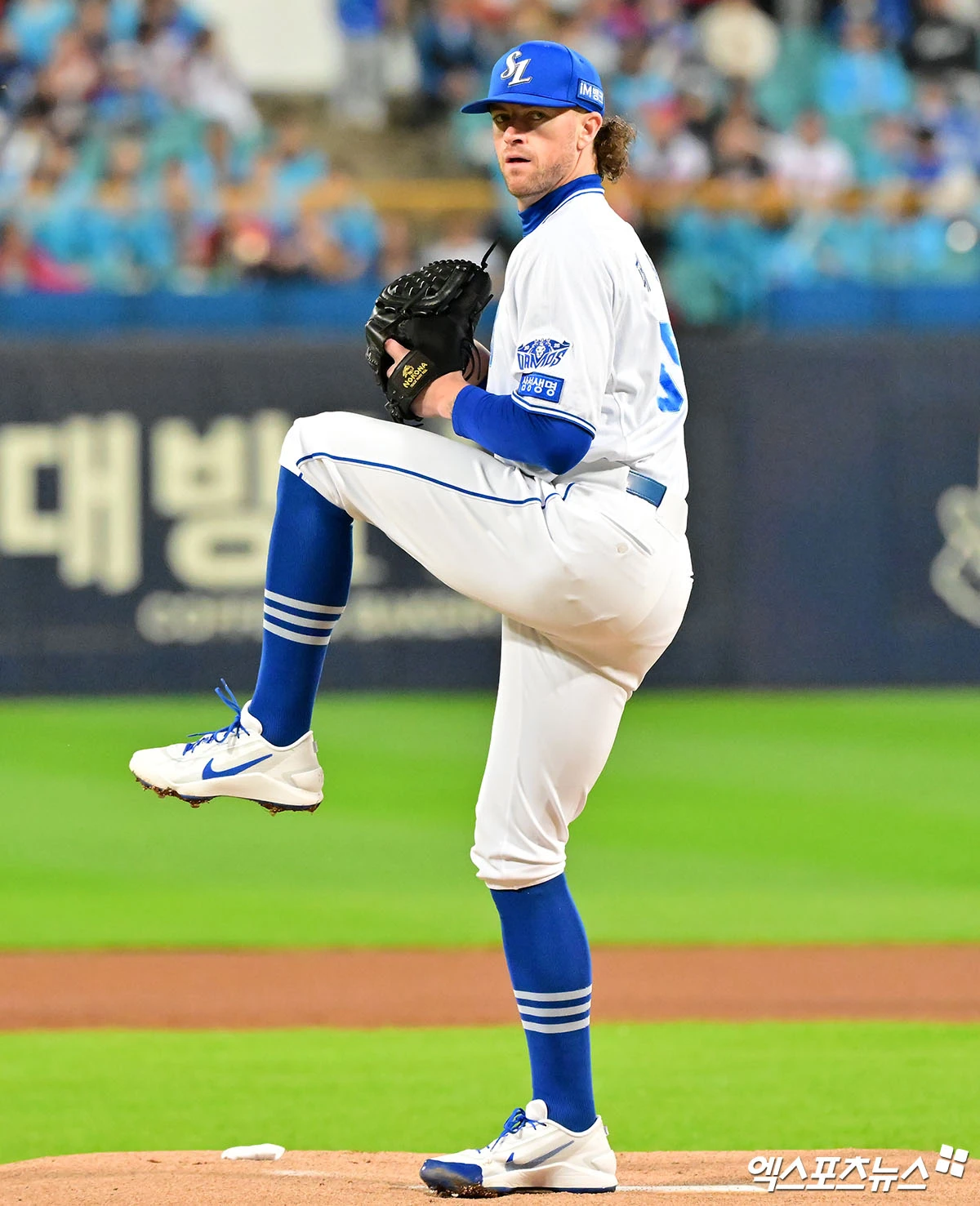 삼성 라이온즈 외국인 투수 크리스 페덱이 26일 대구 삼성라이온즈파크에서 열린 2026 신한 SOL KBO 포스트시즌 플레이오프(5전 3선승제) 1차전에서 KIA 타이거즈를 상대로 4⅔이닝 5피안타 2피홈런 2볼넷 4탈삼진 5실점으로 부진했다. 사진 김한준 기자