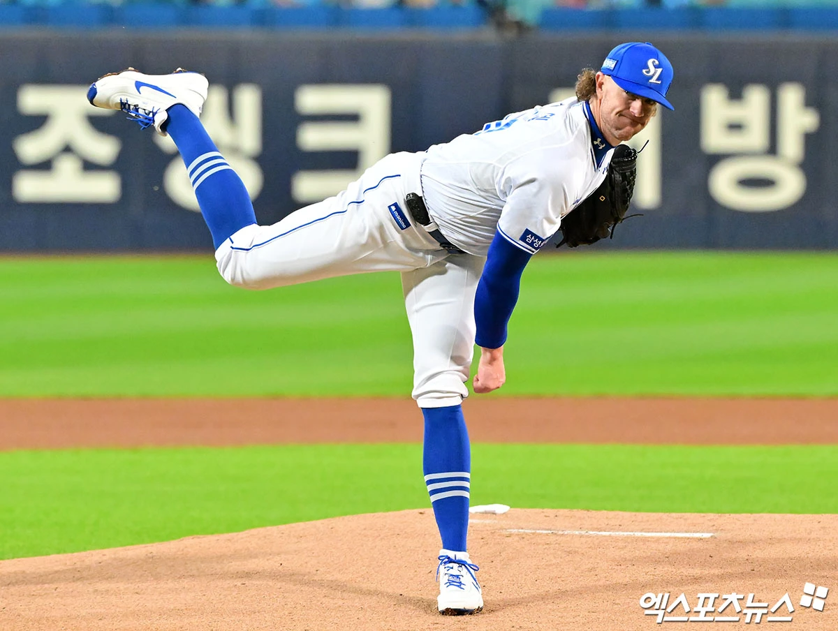 삼성 라이온즈 외국인 투수 크리스 페덱이 26일 대구 삼성라이온즈파크에서 열린 2026 신한 SOL KBO 포스트시즌 플레이오프(5전 3선승제) 1차전에서 KIA 타이거즈를 상대로 4⅔이닝 5피안타 2피홈런 2볼넷 4탈삼진 5실점으로 부진했다. 사진 김한준 기자