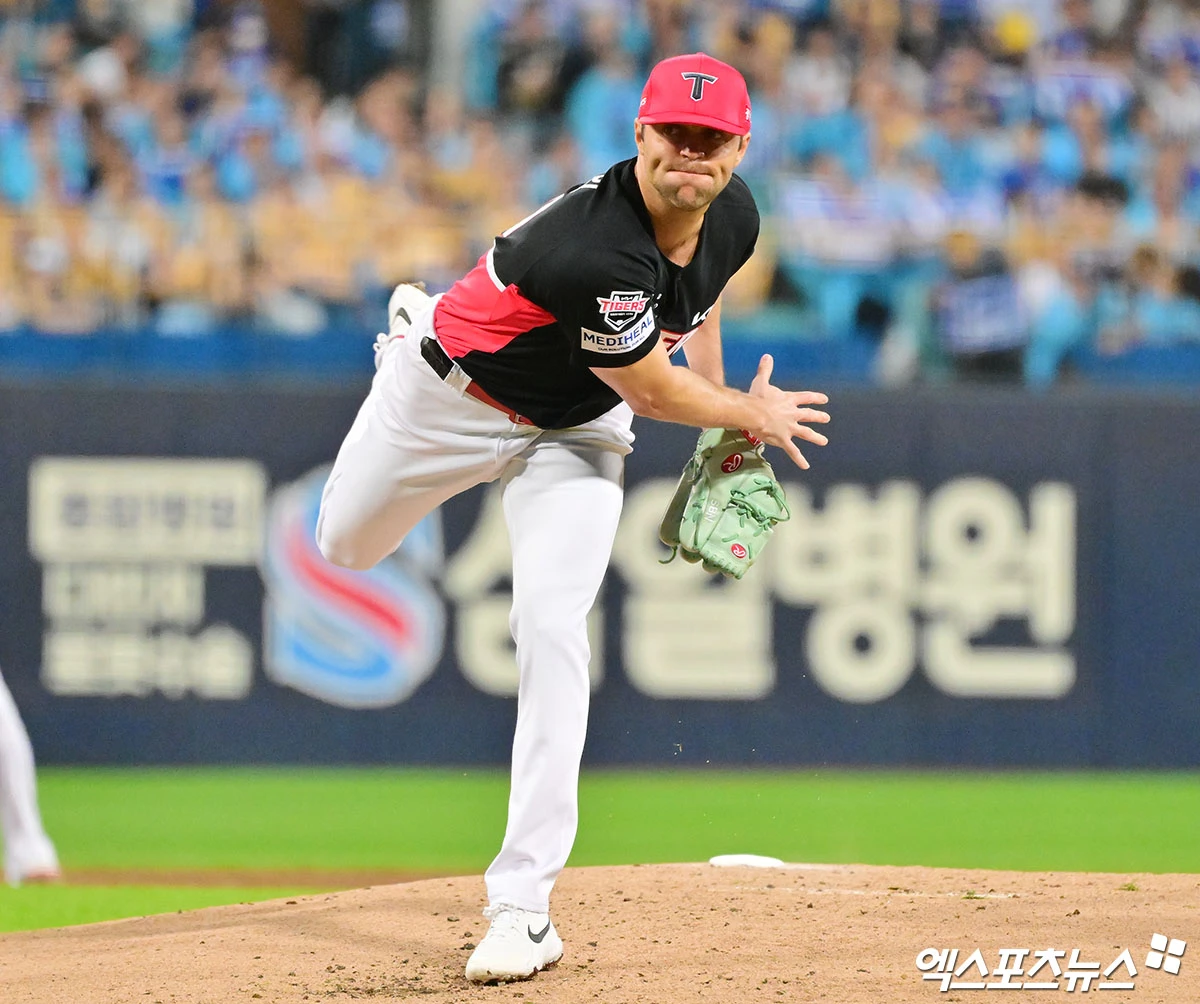 26일 오후 대구삼성라이온즈파크에서 열린 '2026 신한 SOL KBO리그 포스트시즌' KIA 타이거즈와 삼성 라이온즈의 플레이오프 1차전 경기, 1회말 KIA 선발투수 네일이 공을 힘차게 던지고 있다. 대구, 김한준 기자