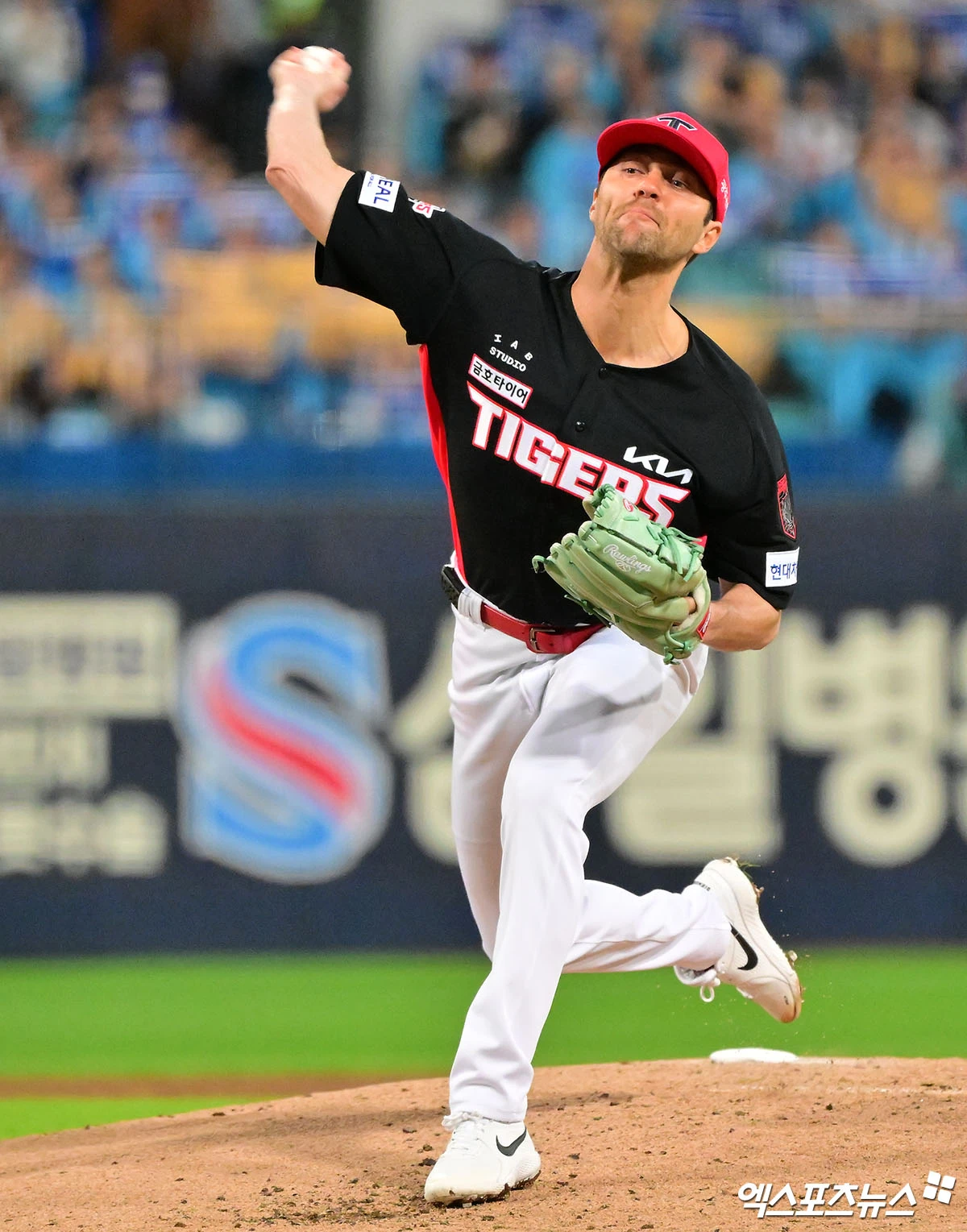 26일 오후 대구삼성라이온즈파크에서 열린 '2026 신한 SOL KBO리그 포스트시즌' KIA 타이거즈와 삼성 라이온즈의 플레이오프 1차전 경기, 1회말 KIA 선발투수 네일이 공을 힘차게 던지고 있다. 대구, 김한준 기자