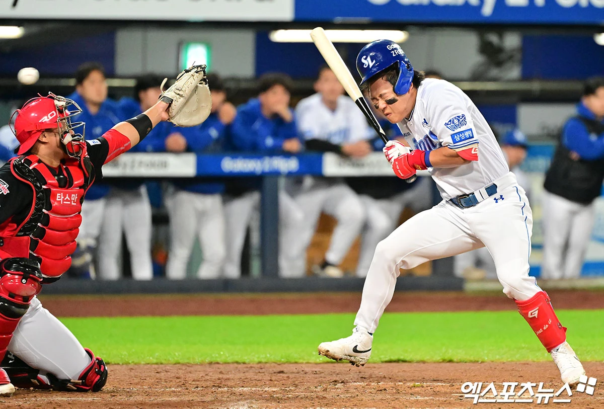 26일 오후 대구삼성라이온즈파크에서 열린 '2026 신한 SOL KBO리그 포스트시즌' KIA 타이거즈와 삼성 라이온즈의 플레이오프 1차전 경기, 5회말 1사 삼성 박승규가 투구에 맞고 있다. 대구, 김한준 기자