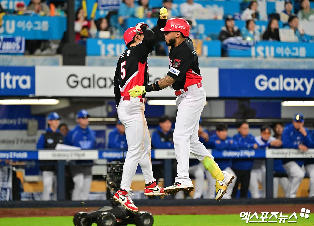 26일 오후 대구삼성라이온즈파크에서 열린 '2026 신한 SOL KBO리그 포스트시즌' KIA 타이거즈와 삼성 라이온즈의 플레이오프 1차전 경기, 3회초 2사 1루 KIA 카스트로가 투런 홈런을 날린 후 기뻐하고 있다. 대구, 김한준 기자