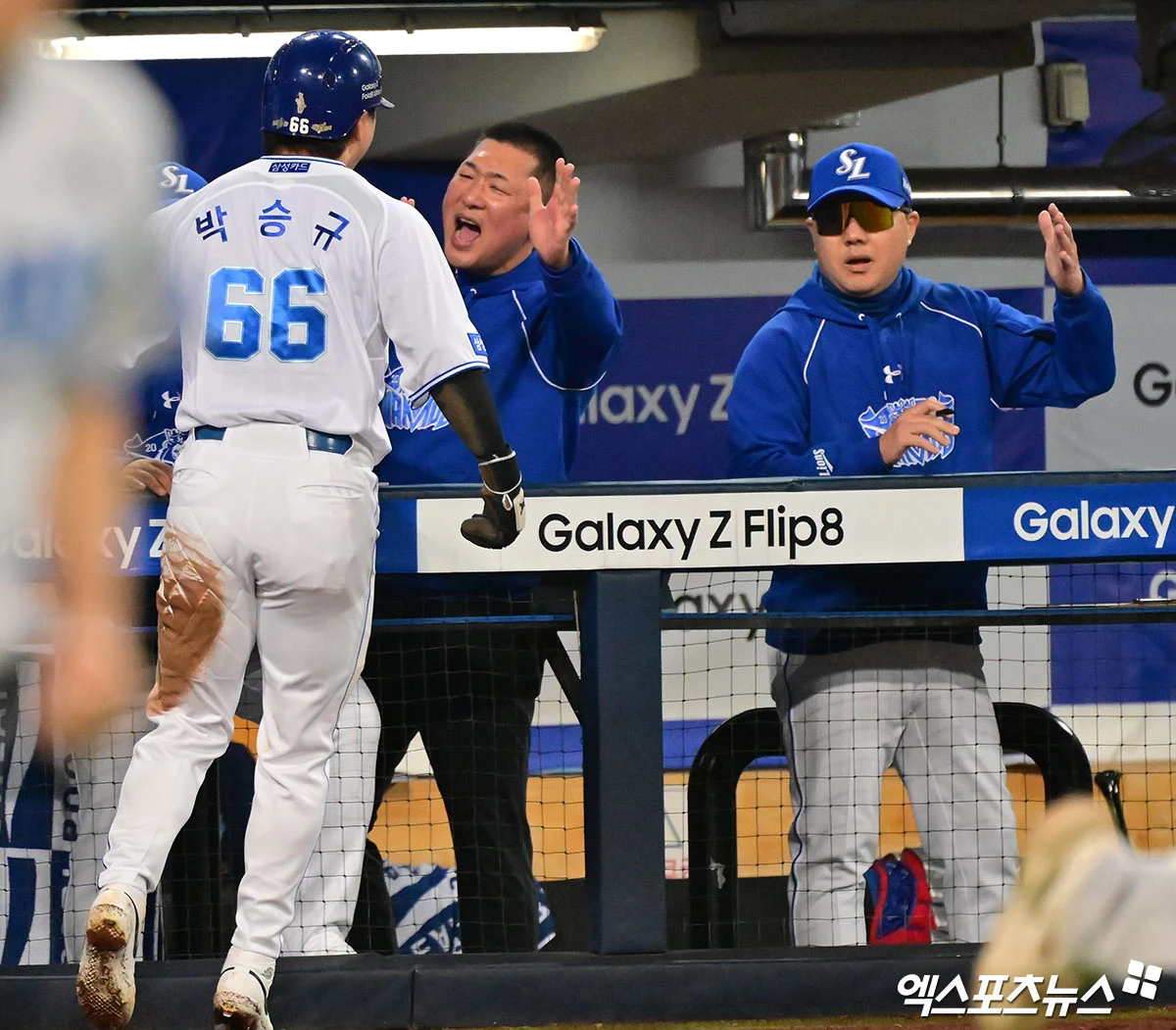 삼성 라이온즈 외야수 박승규가 26일 대구 삼성라이온즈파크에서 열린 2026 신한 SOL KBO 포스트시즌 플레이오프(5전 3선승제) 1차전에서 5회말 헤드샷 사구 출루 후 2루 도루 성공에 이어 득점까지 기록했다. 사진 김한준 기자