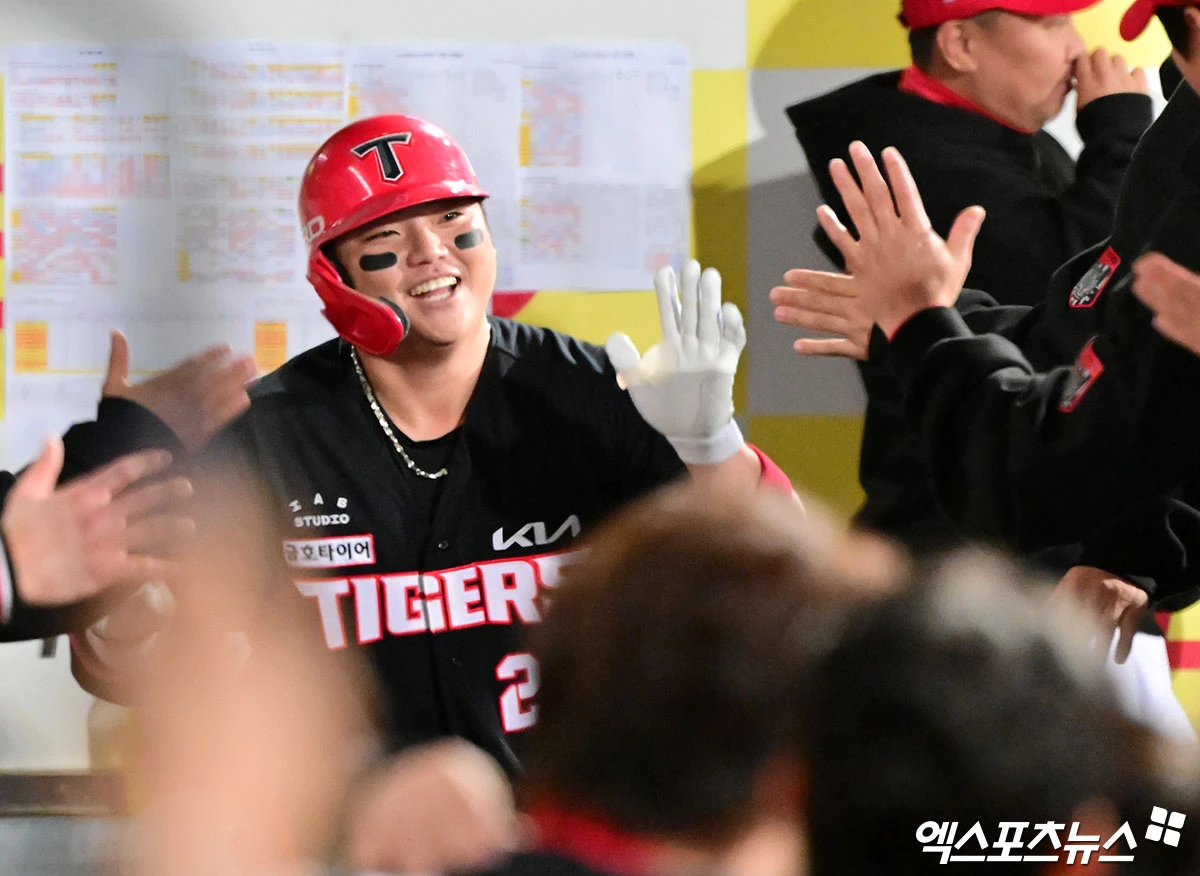 KIA 타이거즈 한준수가 26일 대구 삼성라이온즈파크에서 열린 2026 신한 SOL KBO 포스트시즌 플레이오프(5전 3선승제) 1차전에서 4회초 선두타자로 나와 솔로 홈런을 기록했다. 사진 김한준 기자