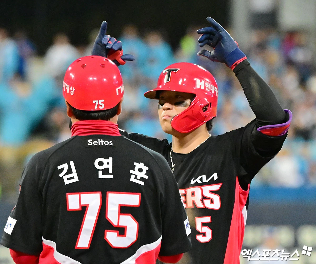 26일 오후 대구삼성라이온즈파크에서 열린 '2026 신한 SOL KBO리그 포스트시즌' KIA 타이거즈와 삼성 라이온즈의 플레이오프 1차전 경기, 3회초 2사 KIA 김도영이 좌전안타를 날리고 있다. 대구, 김한준 기자