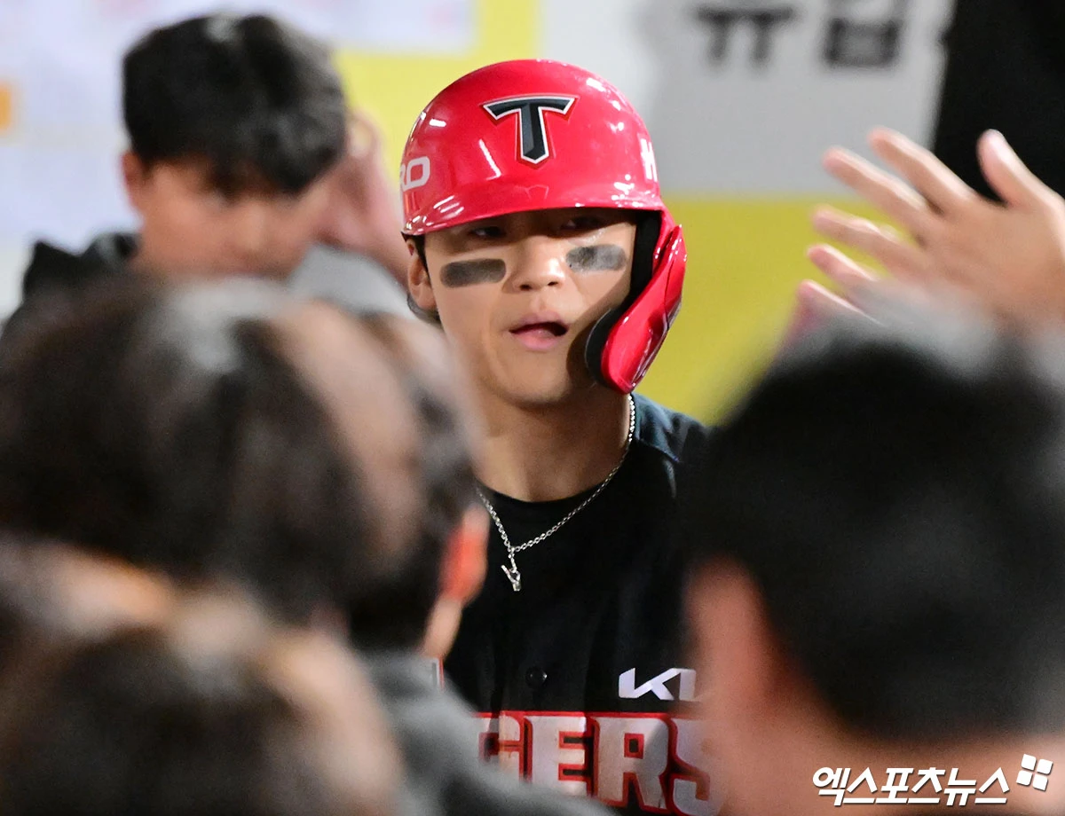 KIA 타이거즈 내야수 김도영이 26일 대구 삼성라이온즈파크에서 열린 2026 신한 SOL KBO 포스트시즌 플레이오프(5전 3선승제) 1차전에서 1회초 볼넷 출루 후 도루 성공, 득점을 기록하면서 팀 승리에 힘을 보탰다. 사진 김한준 기자