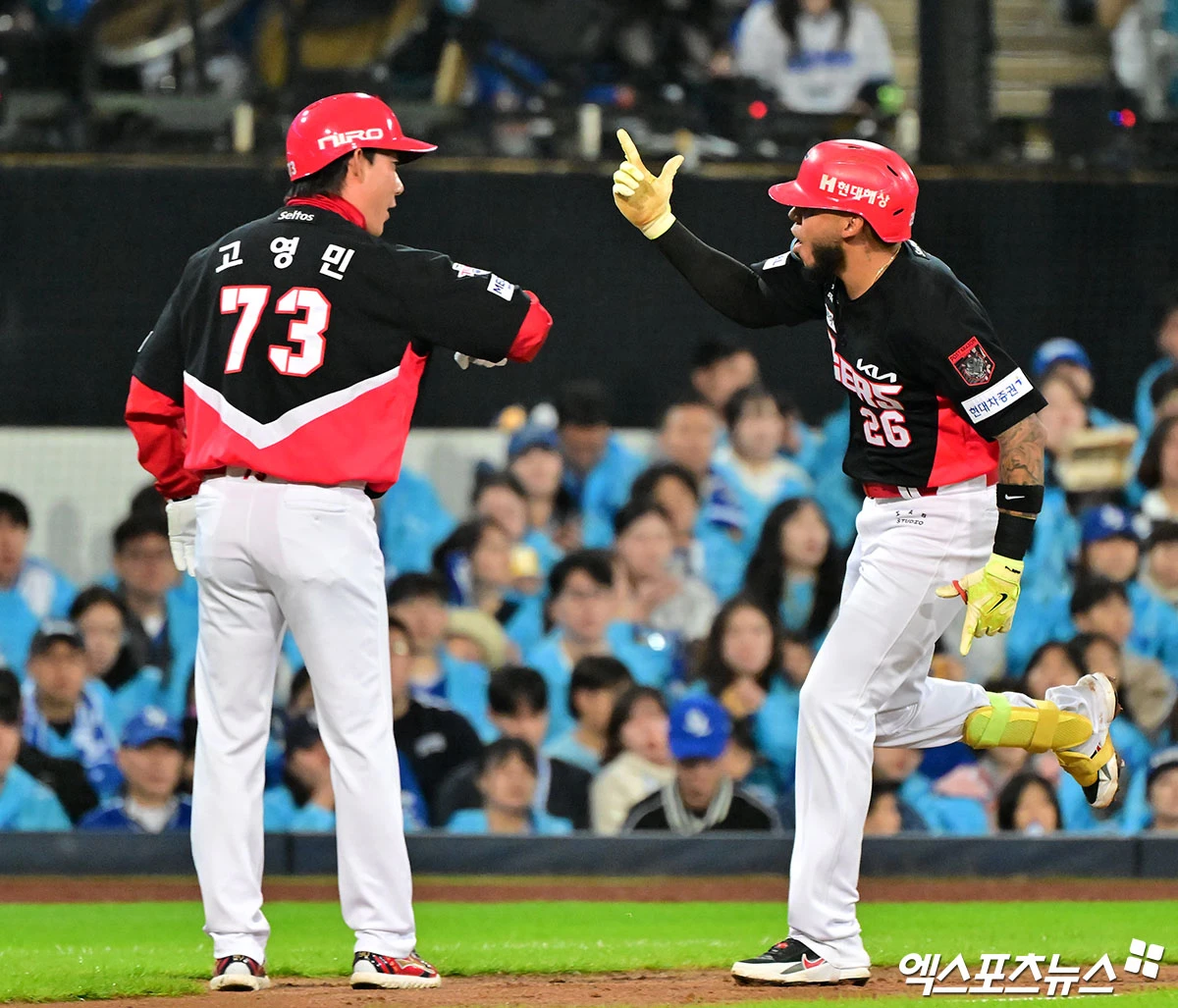 26일 오후 대구삼성라이온즈파크에서 열린 '2026 신한 SOL KBO리그 포스트시즌' KIA 타이거즈와 삼성 라이온즈의 플레이오프 1차전 경기, 3회초 2사 1루 KIA 카스트로가 투런 홈런을 날린 후 기뻐하고 있다. 대구, 김한준 기자