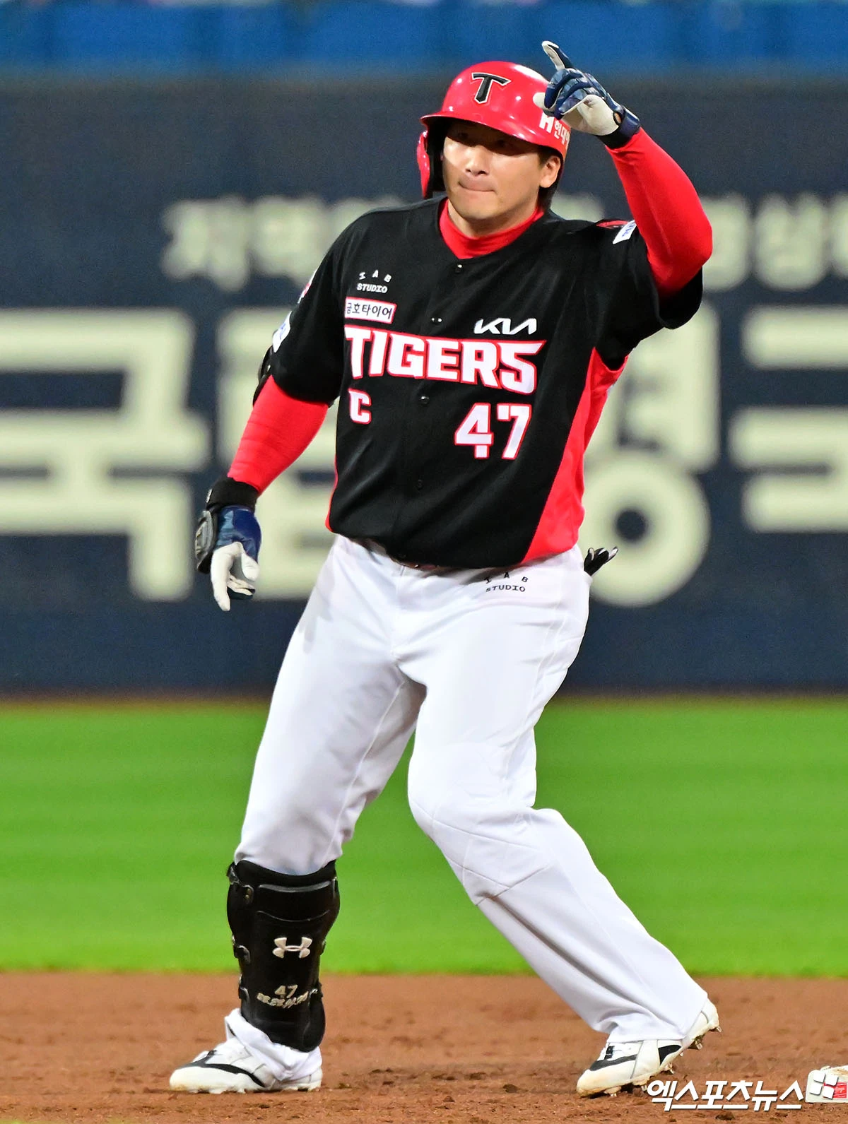 26일 오후 대구삼성라이온즈파크에서 열린 '2026 신한 SOL KBO리그 포스트시즌' KIA 타이거즈와 삼성 라이온즈의 플레이오프 1차전 경기, 1회초 2사 3루 KIA 나성범이 1타점 2루타를 날리고 있다. 대구, 김한준 기자